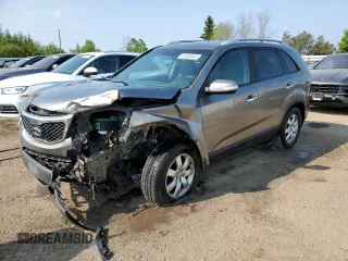 2012 Kia Sorento LX z VIN 5XYKTDA27CG211105, wystawiony jako Copart lot #57633345 z przebiegiem 301 174 mil mil oraz Szkoda całkowita • Salvage title. Historia ofert i sprzedaży dostępna na DreamBid. Obrazek 1.