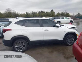 2022 Kia Seltos S z VIN KNDEUCAA7N7296295, wystawiony jako IAAI lot #41661457 z przebiegiem 45 293 mil mil oraz . Historia ofert i sprzedaży dostępna na DreamBid. Obrazek 14.