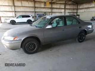 1997 Toyota Camry LE z VIN 4T1BG22KXVU124268, wystawiony jako Copart lot #58089185 z przebiegiem 248 208 mil mil oraz Szkoda całkowita • Salvage title. Historia ofert i sprzedaży dostępna na DreamBid. Obrazek 1.