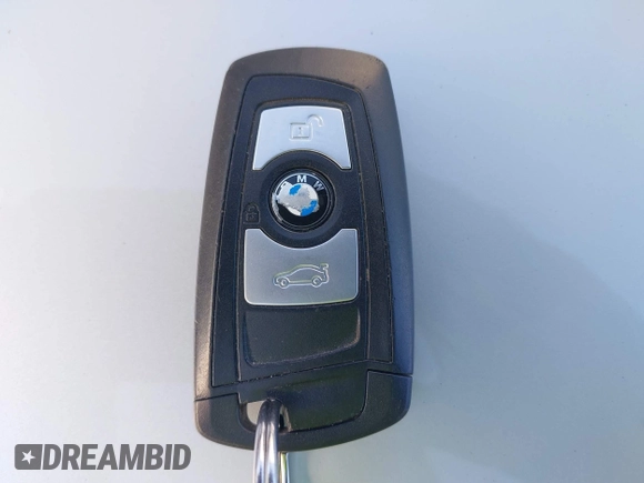 2015 BMW 3 Series 328i xDrive z VIN WBA3B5C56FF962334, wystawiony jako IAAI lot #41323621 z przebiegiem 33 419 mil mil oraz . Historia ofert i sprzedaży dostępna na DreamBid. Obrazek 11.