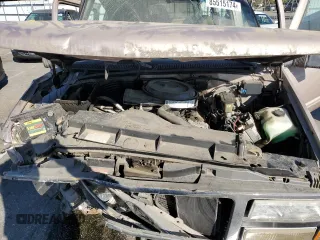 1993 GMC Suburban z VIN 1GKGK26NXPJ711771, wystawiony jako Copart lot #85515174 z przebiegiem 63 064 mil mil oraz Szkoda całkowita • Salvage title. Historia ofert i sprzedaży dostępna na DreamBid. Obrazek 12.