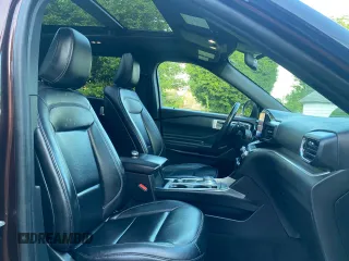 2020 Ford Explorer XLT z VIN 1FMSK8DHXLGA13413, wystawiony jako Copart lot #58803685 z przebiegiem 107 525 mil mil oraz Tytuł czysty. Historia ofert i sprzedaży dostępna na DreamBid. Obrazek 5.