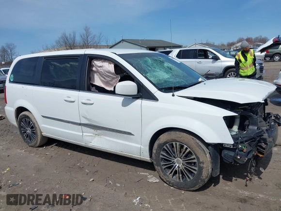 2013 Chrysler Town & Country S with VIN 2C4RC1HG6DR818396, listed as a IAAI auction lot 41922016 with 231,595 mi miles. Bid and sale history available at carsss.com. Image 14.
