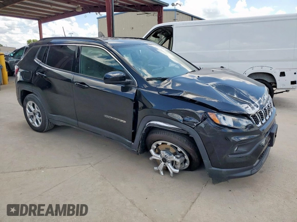 2025 Jeep Compass Latitude z VIN 3C4NJDBN1ST523066, wystawiony jako Copart lot #62210785 z przebiegiem 17 662 mil mil oraz Czysty tytuł • Clean title. Historia ofert i sprzedaży dostępna na DreamBid. Obrazek 4.