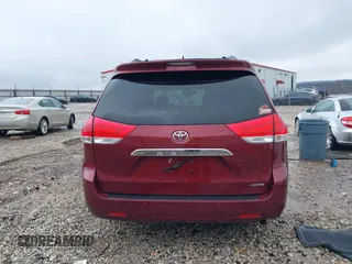 2014 Toyota Sienna XLE z VIN 5TDYK3DC9ES425398, wystawiony jako IAAI lot #41551678 z przebiegiem 224 667 mil mil oraz . Historia ofert i sprzedaży dostępna na DreamBid. Obrazek 17.