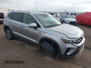 2024 Volkswagen Taos SE z VIN 3VVSX7B23RM047661, wystawiony jako IAAI lot #41609371 z przebiegiem 16 038 mil mil oraz . Historia ofert i sprzedaży dostępna na DreamBid. Obrazek 1.