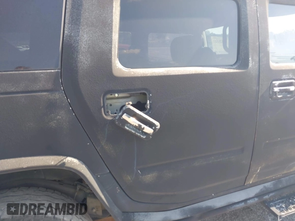 2003 Hummer H2 z VIN 5GRGN23UX3H140510, wystawiony jako IAAI lot #42325527 z przebiegiem 140 010 mil mil oraz . Historia ofert i sprzedaży dostępna na DreamBid. Obrazek 6.
