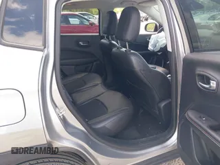 2019 Jeep Compass Latitude z VIN 3C4NJDBB6KT657190, wystawiony jako IAAI lot #42196383 z przebiegiem 55 327 mil mil oraz . Historia ofert i sprzedaży dostępna na DreamBid. Obrazek 8.
