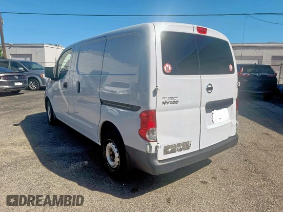 2018 Nissan NV200 S z VIN 3N6CM0KN0JK705415, wystawiony jako Copart lot #56692465 z przebiegiem 263 522 mil mil oraz Czysty tytuł • Clean title. Historia ofert i sprzedaży dostępna na DreamBid. Obrazek 3.