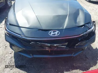 2025 Hyundai Elantra SEL Sport z VIN KMHLM4DG9SU909488, wystawiony jako IAAI lot #41990547 z przebiegiem 2 825 mil mil oraz . Historia ofert i sprzedaży dostępna na DreamBid. Obrazek 6.