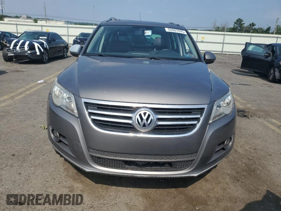 2010 Volkswagen Tiguan S with VIN WVGBV7AX5AW529484, listed as a Copart auction lot 62807895 with 135,197 mi miles and Salvage title. Bid and sale history available at DreamBid. Image 5.