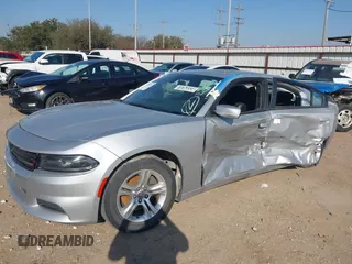 2020 Dodge Charger SXT z VIN 2C3CDXBG6LH140109, wystawiony jako IAAI lot #41500725 z przebiegiem 115 572 mil mil oraz . Historia ofert i sprzedaży dostępna na DreamBid. Obrazek 2.