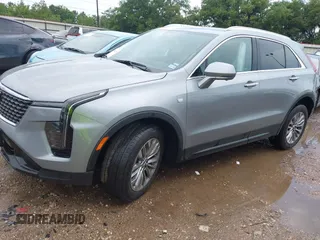 2025 Cadillac XT4 FWD Premium Luxury z VIN 1GYFZCR44SF122443, wystawiony jako IAAI lot #42414279 z przebiegiem 11 023 mil mil oraz . Historia ofert i sprzedaży dostępna na DreamBid. Obrazek 2.