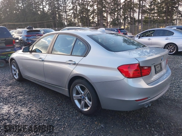 2015 BMW 3 Series 328i xDrive z VIN WBA3B5C56FF962334, wystawiony jako IAAI lot #41323621 z przebiegiem 33 419 mil mil oraz . Historia ofert i sprzedaży dostępna na DreamBid. Obrazek 3.