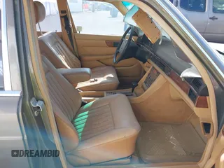 1986 Mercedes-Benz 420 Series 420SEL with VIN WDBCA35D9GA209179, listed as a IAAI auction lot 42081253 with 141,249 mi miles. Bid and sale history available at carsss.com. Image 5.