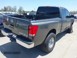 2006 Nissan Titan XE z VIN 1N6AA06B06N551578, wystawiony jako IAAI lot #42403828 z przebiegiem 143 420 mil mil oraz . Historia ofert i sprzedaży dostępna na DreamBid. Obrazek 4.