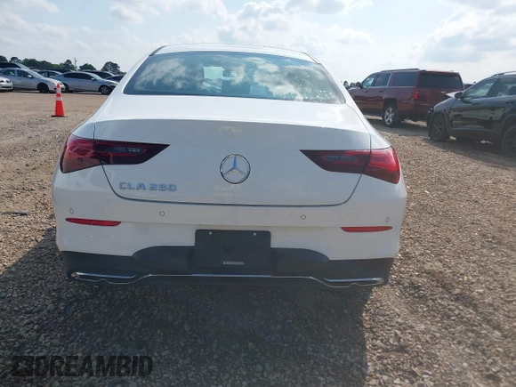 2025 Mercedes-Benz CLA 250 z VIN W1K5J4GB5SN513578, wystawiony jako IAAI lot #42120213 z przebiegiem 18 216 mil mil oraz . Historia ofert i sprzedaży dostępna na DreamBid. Obrazek 16.