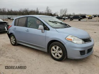 2010 Nissan Versa S z VIN 3N1BC1CPXAL356655, wystawiony jako Copart lot #47998165 z przebiegiem 109 853 mil mil oraz Szkoda całkowita • Salvage title. Historia ofert i sprzedaży dostępna na DreamBid. Obrazek 4.