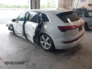2019 Audi e-tron Premium Plus с VIN WA1LAAGE4KB023803, выставлен на аукционе IAAI как лот 42184693 с пробегом 30 746 миль миль и . История ставок и продаж доступна на DreamBid. Изображение 3.