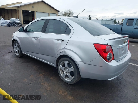 2015 Chevrolet Sonic LTZ z VIN 1G1JE5SB4F4108360, wystawiony jako IAAI lot #41526362 z przebiegiem 157 226 mil mil oraz . Historia ofert i sprzedaży dostępna na DreamBid. Obrazek 3.