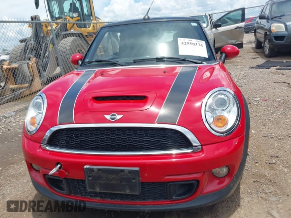 2013 MINI Convertible S z VIN WMWZP3C50DT297624, wystawiony jako IAAI lot #42558374 z przebiegiem 55 106 mil mil oraz . Historia ofert i sprzedaży dostępna na DreamBid. Obrazek 13.
