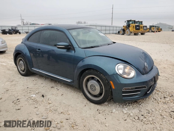 2018 Volkswagen Beetle S z VIN 3VWFD7AT5JM704416, wystawiony jako Copart lot #45387895 z przebiegiem 51 601 mil mil oraz Czysty tytuł • Clean title. Historia ofert i sprzedaży dostępna na DreamBid. Obrazek 4.