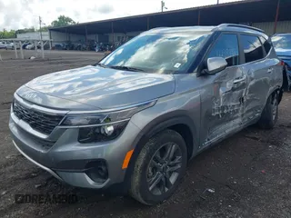 2023 Kia Seltos S z VIN KNDEU2AA7P7457600, wystawiony jako IAAI lot #42238448 z przebiegiem 21 074 mil mil oraz . Historia ofert i sprzedaży dostępna na DreamBid. Obrazek 2.