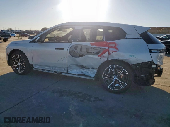 2024 BMW iX xDrive50 z VIN WB523CF08RCP70639, wystawiony jako Copart lot #46369565 z przebiegiem 13 783 mil mil oraz Czysty tytuł • Clean title. Historia ofert i sprzedaży dostępna na DreamBid. Obrazek 2.