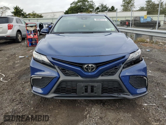 2023 Toyota Camry SE z VIN 4T1T11BK9PU076975, wystawiony jako Copart lot #69562413 z przebiegiem 17 735 mil mil oraz Nie do naprawy • Non repairable. Historia ofert i sprzedaży dostępna na DreamBid. Obrazek 5.