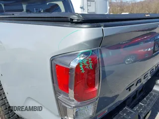 2020 Toyota Tacoma SR5 z VIN 5TFCZ5AN5LX229019, wystawiony jako IAAI lot #41907694 z przebiegiem 79 355 mil mil oraz . Historia ofert i sprzedaży dostępna na DreamBid. Obrazek 21.