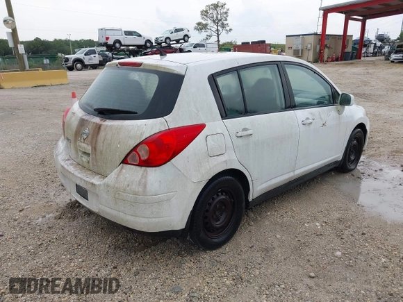 2011 Nissan Versa S z VIN 3N1BC1CP2BL443855, wystawiony jako IAAI lot #42337342 z przebiegiem 155 166 mil mil oraz . Historia ofert i sprzedaży dostępna na DreamBid. Obrazek 4.