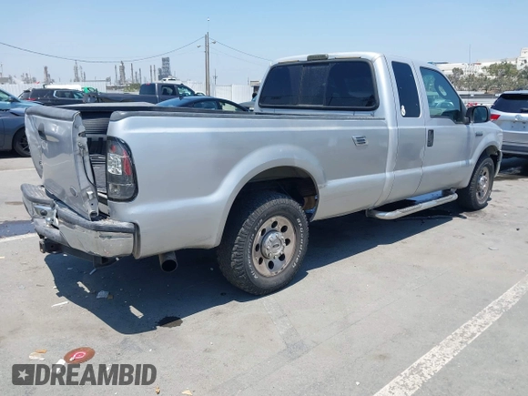 2005 Ford F-250 XL z VIN 1FTSX20555EC81170, wystawiony jako IAAI lot #42603180 z przebiegiem 111 720 mil mil oraz . Historia ofert i sprzedaży dostępna na DreamBid. Obrazek 4.