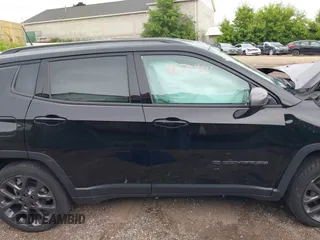 2021 Jeep Compass 80th Anniversary z VIN 3C4NJDEB5MT566331, wystawiony jako IAAI lot #39620364 z przebiegiem 48 826 mil mil oraz . Historia ofert i sprzedaży dostępna na DreamBid. Obrazek 13.