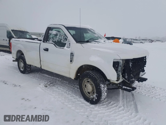 2017 Ford F-250 XL z VIN 1FTBF2A65HEE73526, wystawiony jako Copart lot #43998355 z przebiegiem 181 031 mil mil oraz Czysty tytuł • Clean title. Historia ofert i sprzedaży dostępna na DreamBid. Obrazek 4.