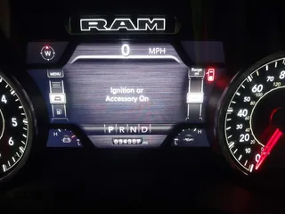 2023 Ram 1500 Big Horn z VIN 1C6RRFFG7PN698664, wystawiony jako IAAI lot #41103495 z przebiegiem 34 307 mil mil oraz . Historia ofert i sprzedaży dostępna na DreamBid. Obrazek 7.