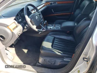 2004 Volkswagen Phaeton V8 z VIN WVWAF63D348008461, wystawiony jako Copart lot #75664804 z przebiegiem 207 769 mil mil oraz Szkody całkowita. Historia ofert i sprzedaży dostępna na DreamBid. Obrazek 7.