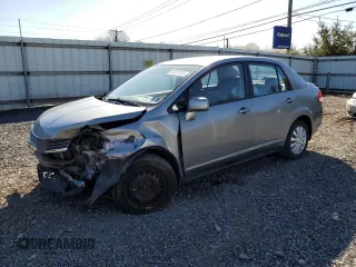 2009 Nissan Versa S z VIN 3N1BC11E09L467745, wystawiony jako Copart lot #53131515 z przebiegiem 108 309 mil mil oraz Szkoda całkowita • Salvage title. Historia ofert i sprzedaży dostępna na DreamBid. Obrazek 1.