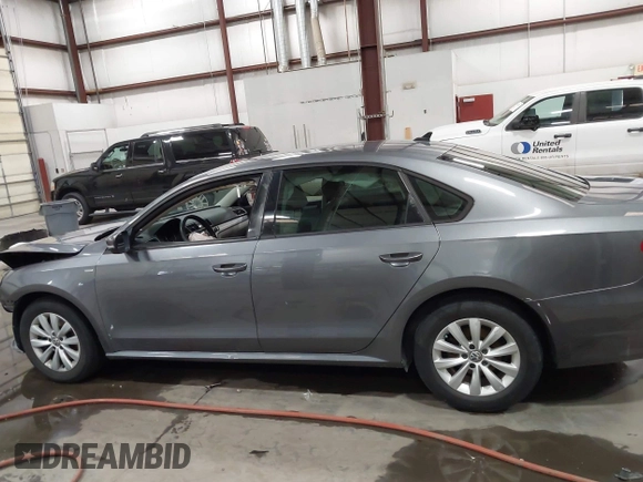 2013 Volkswagen Passat Wolfsburg Edition z VIN 1VWAH7A34DC148507, wystawiony jako IAAI lot #42339068 z przebiegiem 110 593 mil mil oraz . Historia ofert i sprzedaży dostępna na DreamBid. Obrazek 14.