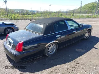 1999 Lincoln Town Car Signature z VIN 1LNHM82W5XY692755, wystawiony jako IAAI lot #42166583 z przebiegiem 180 629 mil mil oraz . Historia ofert i sprzedaży dostępna na DreamBid. Obrazek 4.