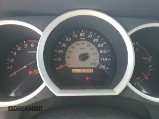 2005 Toyota Tacoma PreRunner z VIN 5TETU62N45Z115205, wystawiony jako Copart lot #60710715 z przebiegiem 184 529 mil mil oraz Czysty tytuł • Clean title. Historia ofert i sprzedaży dostępna na DreamBid. Obrazek 9.