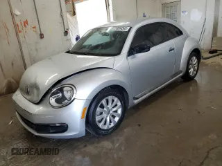 2014 Volkswagen Beetle Entry z VIN 3VWF17AT3EM646370, wystawiony jako Copart lot #53564345 z przebiegiem 100 092 mil mil oraz Szkoda całkowita • Salvage title. Historia ofert i sprzedaży dostępna na DreamBid. Obrazek 1.
