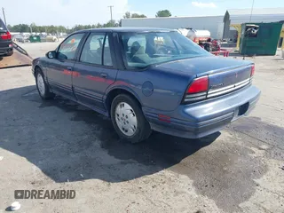 1997 Oldsmobile Cutlass Supreme S z VIN 1G3WH52M3VF338576, wystawiony jako IAAI lot #40573770 z przebiegiem 105 806 mil mil oraz . Historia ofert i sprzedaży dostępna na DreamBid. Obrazek 3.