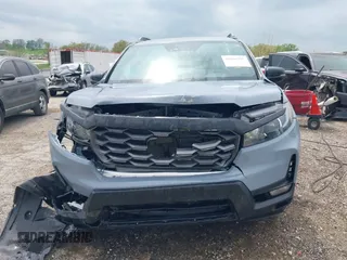 2025 Honda Passport TrailSport z VIN 5FNYF8H69SB012063, wystawiony jako IAAI lot #42060797 z przebiegiem 6078 mil mil oraz . Historia ofert i sprzedaży dostępna na DreamBid. Obrazek 12.