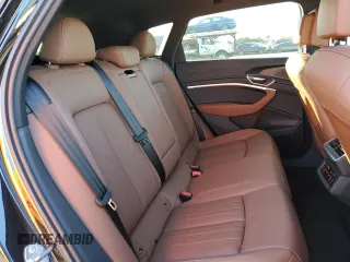 2022 Audi e-tron Premium z VIN WA1AAAGE3NB030477, wystawiony jako Copart lot #45118825 z przebiegiem 59 393 mil mil oraz Szkody całkowita. Historia ofert i sprzedaży dostępna na DreamBid. Obrazek 11.