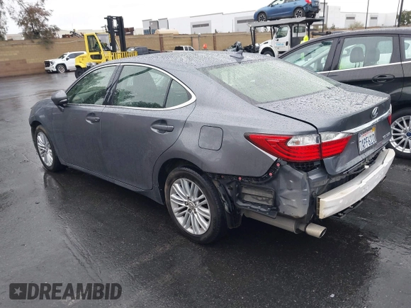2013 Lexus ES 4dr Sdn with VIN JTHBK1GG1D2055528, listed as a IAAI auction lot 41781276 with 186,228 mi miles. Bid and sale history available at carsss.com. Image 3.