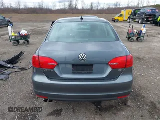2014 Volkswagen Jetta SE z VIN 3VWD17AJ9EM358777, wystawiony jako IAAI lot #41880077 z przebiegiem 161 985 mil mil oraz . Historia ofert i sprzedaży dostępna na DreamBid. Obrazek 17.