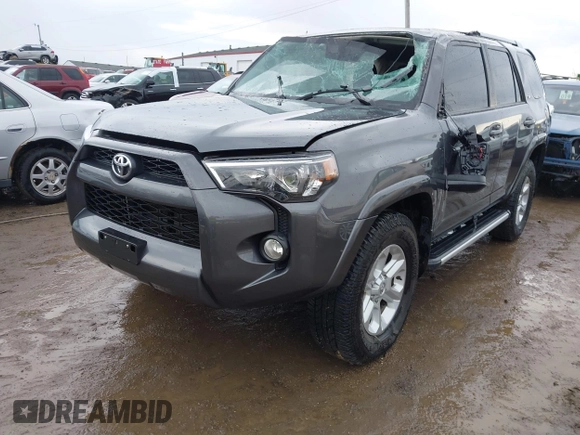 2018 Toyota 4Runner SR5 z VIN JTEBU5JR6J5487132, wystawiony jako IAAI lot #41673630 z przebiegiem 126 697 mil mil oraz . Historia ofert i sprzedaży dostępna na DreamBid. Obrazek 17.