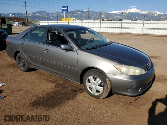 2005 Toyota Camry LE z VIN 4T1BE30KX5U617902, wystawiony jako Copart lot #56540005 z przebiegiem 224 421 mil mil oraz Szkoda całkowita • Salvage title. Historia ofert i sprzedaży dostępna na DreamBid. Obrazek 4.