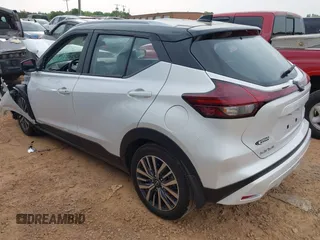 2024 Nissan Kicks SV z VIN 3N1CP5CVXRL553464, wystawiony jako IAAI lot #42034560 z przebiegiem 2441 mil mil oraz . Historia ofert i sprzedaży dostępna na DreamBid. Obrazek 3.