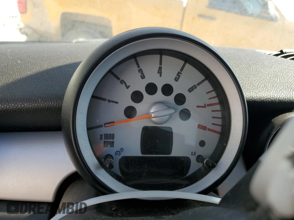 2009 MINI Hardtop z VIN WMWMF33539TT69470, wystawiony jako Copart lot #59624825 z przebiegiem 132 959 mil mil oraz Szkoda całkowita • Salvage title. Historia ofert i sprzedaży dostępna na DreamBid. Obrazek 9.